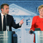 Macron y Merkel, durante su comparecencia ante la prensa, en la ciudad alemana de Meseberg.-LUDOVIC MARIN / AP