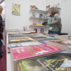 Unos paseantes observan los libros en una caseta de la Feria del Libro de Valladolid-Pablo Requejo