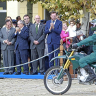 Un motorista de Seprona desfila delante del puesto de autoridades civiles en el desfile que cerró el acto.-J.M. Lostau
