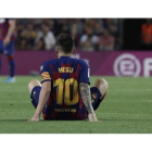 Leo Messi yace en el campo tras notar molestias en el aductor izquierdo en el partido ante el Villarreal.-AP / JOAN MONFORT