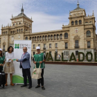 El Ayuntamiento de Valladolid y la Mesa del Tabaco durante la presentación de la campaña. / ICAL