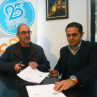 El presidente de Proyecto Hombre Bierzo-León, Jorge Juan Peña (I), junto al gerente de Calor Erbi (Grupo Viloria), Diego Lamelas (D)-Ical
