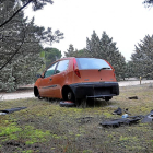 Vehículo abandonado cerca del Camino de los Arenales ayer, en los pinares de Aldeamayor de San Martín.-SANTIAGO