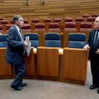 Los consejeros de Educación y Economía, Juan José Mateos y Tomás Villanueva, en el Pleno de las Cortes de Castilla y León-Ical