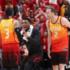 Mitchell e Ingles (derecha) felicitan a Ricky Rubio por su exhibiciónen un tiempo muerto-CHRIS NICHOLL