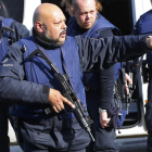 Policías desplegados en Bruselas.-REUTERS / YVES HERMAN
