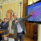 Manuel Saravia explicando la propuesta del Ayuntamiento para el soterramiento.-EL MUNDO
