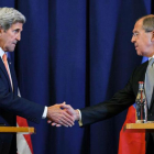 El secretario de Estado, John Kerry, le da la mano al ministro ruso de Exteriores, Serguei Lavrov.-FABRICE COFFRINI / AFP