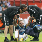 Roger es atendido en el partido de El Molinón tras lesionarse-LFP