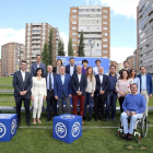 El presidente del PP de Valladolid, Ramiro Ruiz Medrano, posa junto alos candidatos del PP de Valladolid a las elecciones generales.-ICAL