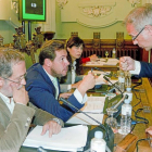 Puente y Martínez Bermejo conversan durante un pleno en una imagen de archivo.-J. M. LOSTAU