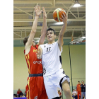 Revilla lanza ante la defensa de la selección española.-J.M.LOSTAU