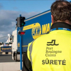 Un guardia de seguridad en el paso de camiones de Calais.-AFP / PHILIPPE HUGUEN