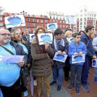 Varias personas se reúnen en la Plaza Mayor en el Día Mundial de la Concienciación sobre el Autismo.-ICAL