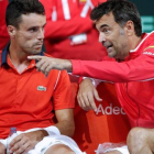 Bruguera conversa con Bautista, durante su partido de Copa Davis en Lille.-YOAN VALAT (EFE)