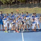 Jugadores y jugadoras de la Escuela Alberto Esguevillas, junto a los entrenadores, posan en la pista del Club Raqueta Valladolid.-PABLO REQUEJO