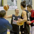 Brock Gillespie, que lucirá el dorsal 7,  en su primer entrenamiento de ayer por la tarde junto a Sergio de la Fuente y Shota.-Pablo Requejo
