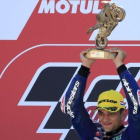 El español Jorge Martin (Honda) levanta el trofeo de ganador del GP de Holanda de Moto3.-AP / PETER DEJONG
