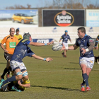 Carlos Valentín-Gamazo pasa el oval a Chris Eaton tras el placaje de Getxo.-JOSÉ C. CASTILLO