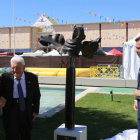 El alcalde de Valladold, Óscar Puente(D), junto al ex presidente de la Feria de Valladolid, José Luis Mosquera, descubren una escultura del artista Andrés Coello(I) para conmemorar los 50 años de la institución-ICAL