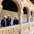 Roberto García, presidente de Castilla Termal, y Sebastián Arias y Javier Cid, de Alentia, en el claustro del monasterio-Ical
