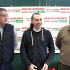 El coordinador de UCCL, Jesús Manuel Palacín, acompañado por el presidente de UCCL en Valladolid, Ignacio Arias (I),y el coordinador provincial, Valentín García (D), hacen balance del año para el sector agrario y ganadero en Castilla y León.-Ical