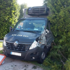Accidente de una furgoneta de reparto en León capital-ICAL
