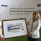 La directora de la ONCE en Salamanca, María Ángeles Ruano, y la directora del Aeropuerto de Salamanca, Cristina Sánchez Ruiz, presentan el cupón de la ONCE dedicado al aeródromo.-ICAL