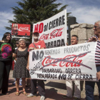 Podemos Salamanca se reúne con los representantes nacionales de la plataforma Coca Cola En Lucha, que protestan contra el ERE implantado por la multinacional en España.-ICAL