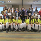 Foto de familia de los premiados en la gala de Futsalva, acompalados por las Pucela Dance, en primer plano.-EL MUNDO
