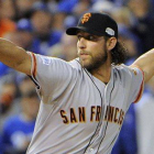 Madison Bumgarner se dispone a lanzar una bola, en el séptimo y definitivo partido de las Series Mundiales de béisbol, entre los Giants de San Francisco y los Royals de Kansas City.-Foto: EFE / JOHN G. MABANGLO