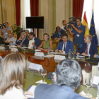 La ministra de Agricultura preside la reunión con responsables del sector lácteo.-El Mundo