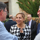 La vicepresidenta y consejera de Empleo, Rosa Valdeón, y el presidente de la FES, Pedro Palomo, antes de la entrega de los premios Cecale de Oro 2015 en Segovia-ICAL