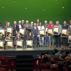 Los galardonados con los premios de teatro posan en la foto de familia con el presidente de la Diputación, Jesús Julio Carnero.-EM