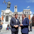Óscar Puente y Antonio Silván en la Plaza Mayor de Valladolid, en uno de sus encuentros bilaterales.-J.M. LOSTAU