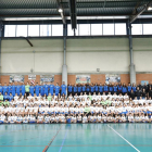 La gran familia del AulaValladolid, formada por jugadores, técnicos y directivos, posa en las instalaciones del Cristóbal Colón.-J. M. LOSTAU