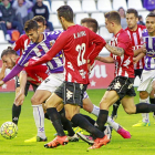 Juanpe intenta llevarse el balón ante la presencia de cinco jugadores del Girona, ayer en Zorrilla.-J. M. LOSTAU