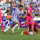 Iban Salvador sienta a Josema ante Edu Ramos (6) y Caro, para marcar el primer gol del partido.-J.M. LOSTAU