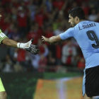 Luis Suárez felicita a Claudio Bravo después de que el meta le haya parado un penalti en el Chile-Uruguay.-ESTEBAN FÉLIX