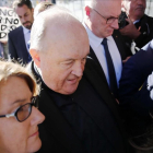 El exarzibispo Philip Wilson al llegar al Tribunal de Newcastel.  /-DARREN PATEMAN (EFE)
