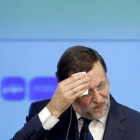 Mariano Rajoy, durante la rueda de prensa que ha ofrecido este lunes en la sede del PP tras reunirse con Nicolas Sarkozy.-Foto: JOSÉ LUIS ROCA