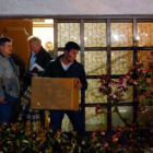 Agentes de policías sacan cajas con pertenencias del copiloto Andreas Lubitz de casa de sus padres, en la localidad de Montabaur, anoche.-Foto: KAI PFAFFENBACH / REUTERS