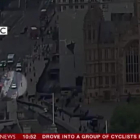 Imagen del vídeo en el que aparece el coche que ha atacado el Parlamento británico.-BBC