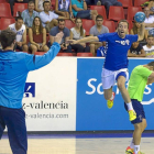 Fernando Hernández (autor de nueve goles) se eleva para lanzar a portería.-Pablo Requejo
