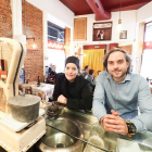 María Eugenia Martínez, Maru, cocinera del restaurante y dueña del mítico establecimiento, junto a Ismael Vaquero, jefe de sala.-PABLO REQUEJO