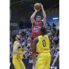 Álex Reyes lanza liberado uno de los cuatro triples que logró en el primer cuarto ayer contra el Canoe.-M. Á. SANTOS