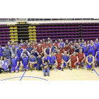 Foto de familia de los Amigos de Lalo ante los Amigos de Hermosilla ayer sobre el parquet del Pisuerga. .-J. M. LOSTAU