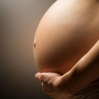 Una mujer embarazada, en el último tramo de la gestación.-EL PERIÓDICO/ ARCHIVO