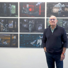Luis Cruz Hernández posa junto a algunas de sus obras en la galería Javier Silva.-PABLO REQUEJO / PHOTOGENIC