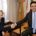 El gobernador de Beirut, Ziad Shabib, estrecha la mano a la líder de la ultraderecha francesa, Marine Le Pen.-NABIL MOUNZER